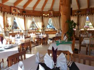 ラス・トランカスにあるHOTEL & HOSTAL CHIL'IN, Las Trancasの白いテーブルと椅子、窓のあるレストラン