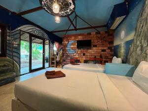 Un dormitorio con dos camas y un televisor. en Green Wood Park Cottage Samui, Bangrak Beach, en Ban Nai Na 69 fotos más