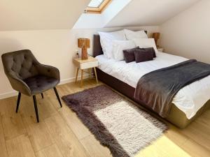 Ένα ή περισσότερα κρεβάτια σε δωμάτιο στο Gray Apartament Sulnowo