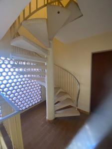 eine Wendeltreppe in einem Gebäude mit einer Treppe in der Unterkunft charmant studio Mezzanine vue mer,près du port in La Londe-les-Maures