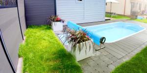 einen Hinterhof mit einem Whirlpool im Hof in der Unterkunft Domki Olivia in Władysławowo + 27 Fotos