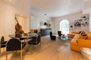 ミラノにあるBnButler - Luxury Apartment - Broletto 39のリビングルーム(ソファ、テーブル付)