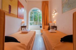 deux lits dans une chambre avec fenêtre dans l'établissement BnButler - Broletto 39 - A few steps to the Duomo and La Scala, à Milan