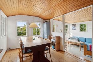 Χώρος καθιστικού στο Classic Summer Cottage By A Fantastic Beach