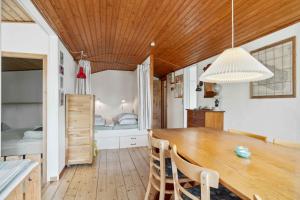 Χώρος καθιστικού στο Classic Summer Cottage By A Fantastic Beach