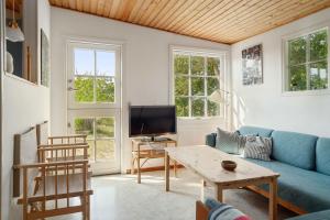 Μια τηλεόραση ή/και κέντρο ψυχαγωγίας στο Classic Summer Cottage By A Fantastic Beach