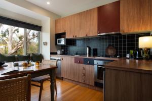 Η κουζίνα ή μικρή κουζίνα στο Treehouse Spa Villa - Unique & Secluded Retreat in Daylesford +4 φωτογραφίες