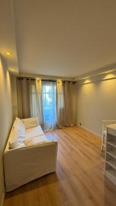 Ένα ή περισσότερα κρεβάτια σε δωμάτιο στο Renovated & cozy apartment