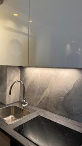 Η κουζίνα ή μικρή κουζίνα στο Renovated & cozy apartment