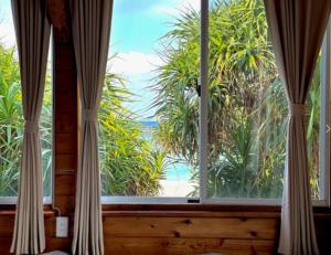 Una gran ventana con vista al mar. en Wataren Campsite - Vacation STAY 90228v, en Yasukiyaba