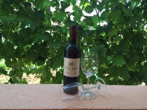 - une bouteille de vin à côté d'un verre de vin dans l'établissement Apartment Nina, à Zadar 26 autres photos