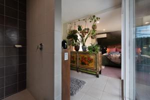 Ένα ή περισσότερα κρεβάτια σε δωμάτιο στο Treehouse Spa Villa - Unique & Secluded Retreat in Daylesford