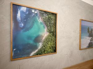 a picture hanging on a wall in a room at Marmeu Tombo in Guarujá