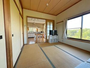 una sala de estar vacía con una gran ventana en Taga House, en Awaji