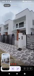 un cellulare con la foto di una casa di Stephen a Torrevieja