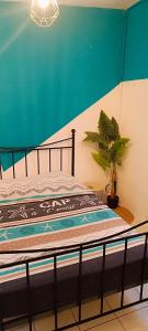 Postel nebo postele na pokoji v ubytování L'escale Foyalaise - wifi, clim, jardin créole, parking privatif