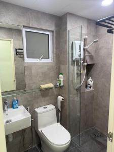 Ένα μπάνιο στο NILAI HOMESTAY ROOFTOP SKYWALK at MESAHILL PREMIER by STAY COZY