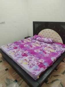 Postel nebo postele na pokoji v ubytování Shri Vrindavan Suites 2 Near ISKCON & Prem Mandir