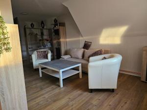 un soggiorno con un divano e un tavolo di Ferienwohnung Vorm Moor a Ostrhauderfehn