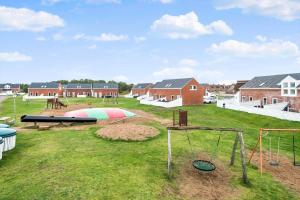 un parque con parque infantil con columpios en 0412-Romo-Vestergade-115-Ap-53, en Sønderby