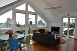 een woonkamer met een bank en een tafel bij Ferienwohnung Am Bergle in Überlingen