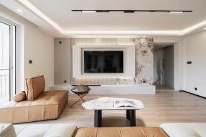 a living room with a couch and a table at Yu Garden Riverside Retreat 3BR with Latex Mattresses in Shanghai