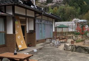 TakedaにあるHatake no Oyado - Vacation STAY 73522vの外にピクニックテーブルと自転車を停めた建物