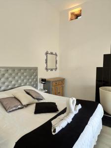 Un dormitorio con una cama con una toalla blanca. en Gite du Chateau, en Éclassan