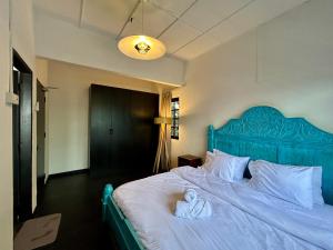 a bedroom with a blue bed with a stuffed animal on it at Cozy Homestay SS2 PJ King Bed in Shared Bungalow in Petaling Jaya