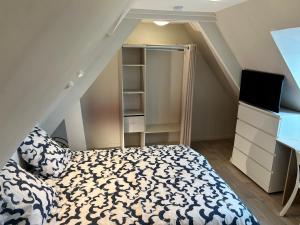 a small bedroom with a bed and a staircase at Appartement Duplex -Vue sur mer- à 100 m de la plage in Le Portel +12 photos