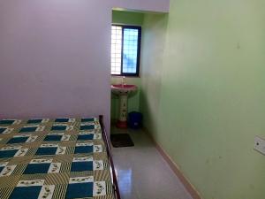 Ένα ή περισσότερα κρεβάτια σε δωμάτιο στο Gayatri Mandapam