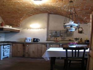 Dapur atau dapur kecil di Apartment with large covered terrace, in small residence with swimming pool +164 gambar