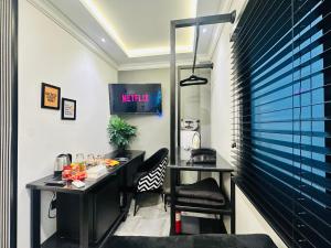 Μια τηλεόραση ή/και κέντρο ψυχαγωγίας στο Stay Inn ApartHotel