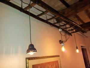 una habitación con tres luces colgando del techo en Casa Dolce Chiara, en Asís
