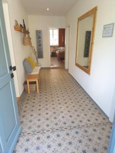 ein Flur mit einem Zimmer mit einem Spiegel und einem Stuhl in der Unterkunft Wengertshaus in Hammelburg