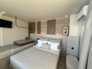 Ένα ή περισσότερα κρεβάτια σε δωμάτιο στο Calma Luxury Villa by Smaris Collection