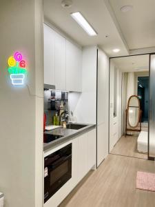Η κουζίνα ή μικρή κουζίνα στο Luxury accommodation with Gwangalli Ocean View, gym & sauna, and free parking