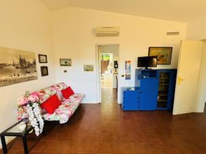 ビビオーネにあるLovely villa with spacious gardenのソファとテレビのあるリビングルーム