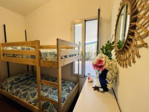 ビビオーネにあるLovely villa with spacious gardenの二段ベッド2台と鏡のある部屋