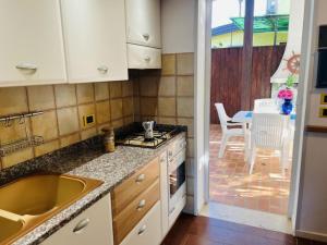 ビビオーネにあるLovely villa with spacious gardenのシンクとコンロのあるキッチン トップオーブン