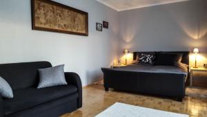 ein Wohnzimmer mit einem Sofa und einem Bett in der Unterkunft Sopot Apartament in Sopot