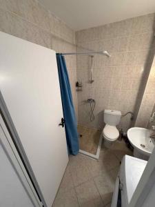 a bathroom with a shower and a toilet and a sink at Apartament Sunset Kosharitsa - Slunchev briag in Kosharitsa