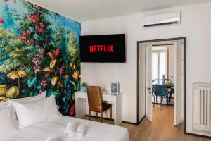 a bedroom with a large mural of flowers on the wall at Heritage Four Suites in Milan