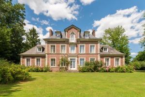 an old mansion with a large grass yard at Le Domaine de Flancourt - Échappée Belle en tribu in Flancourt-Crescy-en-Roumois