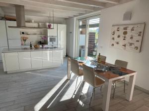 伊斯普拉Charme Lake Loft的带餐桌和椅子的厨房