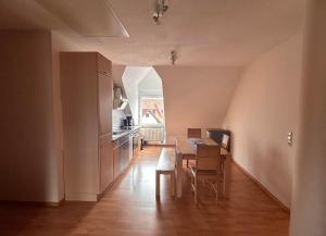 a kitchen and dining room with a table and chairs at Gästehaus Im Unnerdorf in Berg