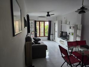 un salon avec un canapé et une table en verre dans l'établissement JAVEA - La Isla, à Jávea