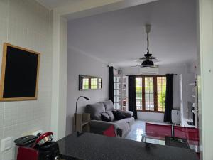 un salon avec un canapé et une table dans l'établissement JAVEA - La Isla, à Jávea