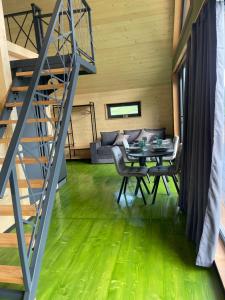 Family cottage في يابلونيتسيا: غرفة معيشة بأرضية خضراء ودرج حلزوني +27 صورة