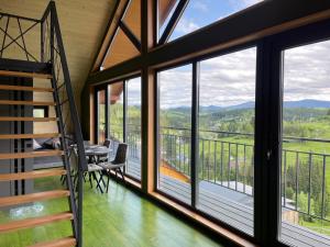 Family cottage في يابلونيتسيا: منظر من شرفة منزل مع نوافذ كبيرة